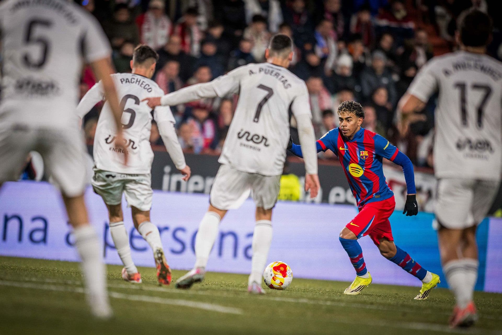 Lamine Yamal của Barcelona kiểm soát bóng trong trận đấu