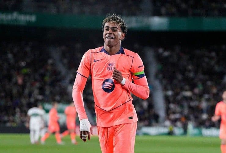 Lamine Yamal của Barcelona ăn mừng bàn thắng mở tỷ số vào lưới Elche.
