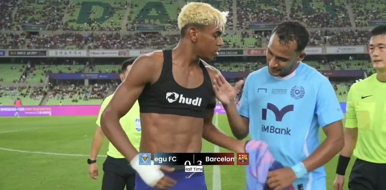 Lamine Yamal của Barcelona trao đổi áo đấu với cầu thủ Daegu FC trong trận giao hữu, với tỷ số 2-0 nghiêng về Barca ở hiệp một.