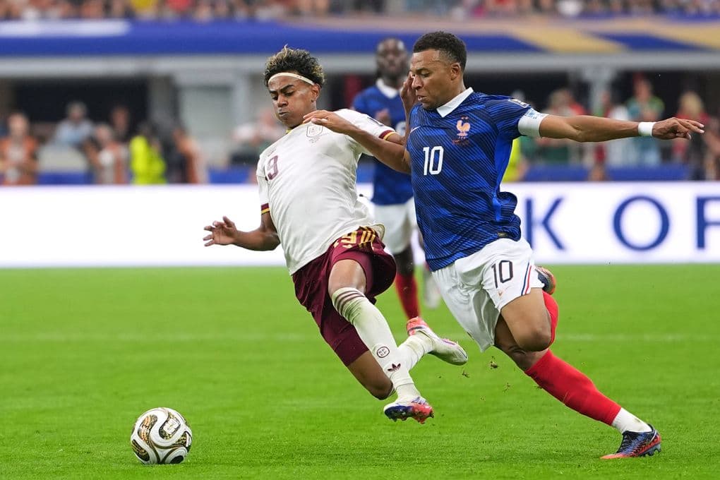 Lamine Yamal của Tây Ban Nha kiểm soát bóng trước Kylian Mbappe của Pháp, thể hiện sự áp đảo chiến thuật