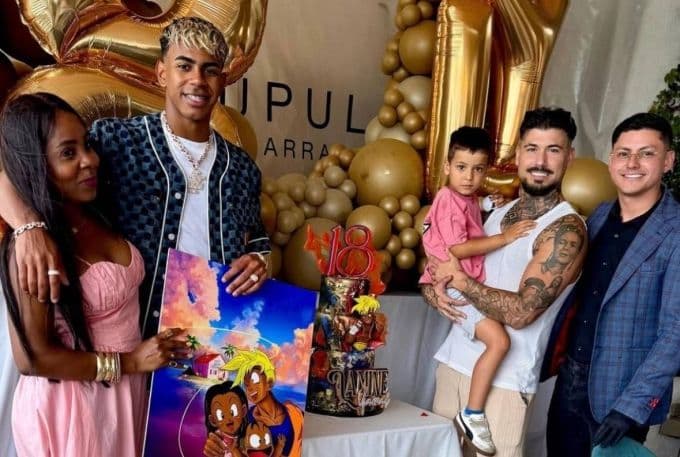 Lamine Yamal cùng gia đình tại tiệc sinh nhật tuổi 18, sự kiện gây tranh cãi.