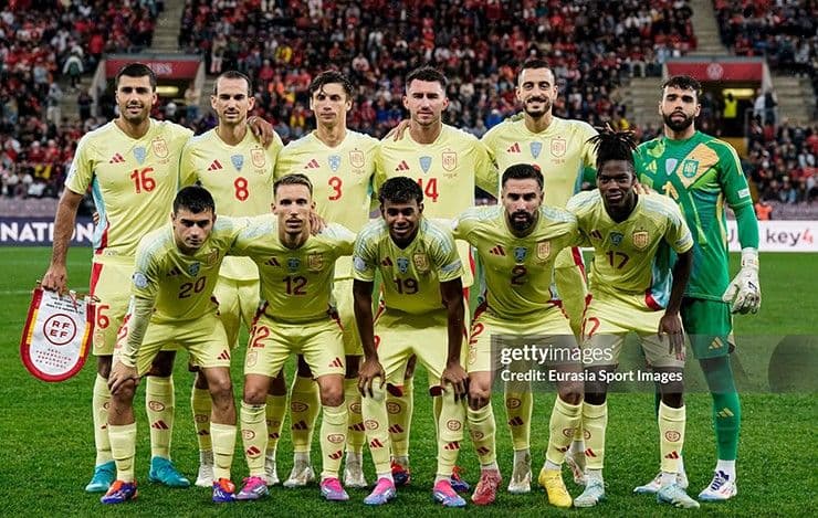 Lamine Yamal cùng đội tuyển quốc gia, nhấn mạnh khoảng trống người dẫn dắt trong sự nghiệp của anh.