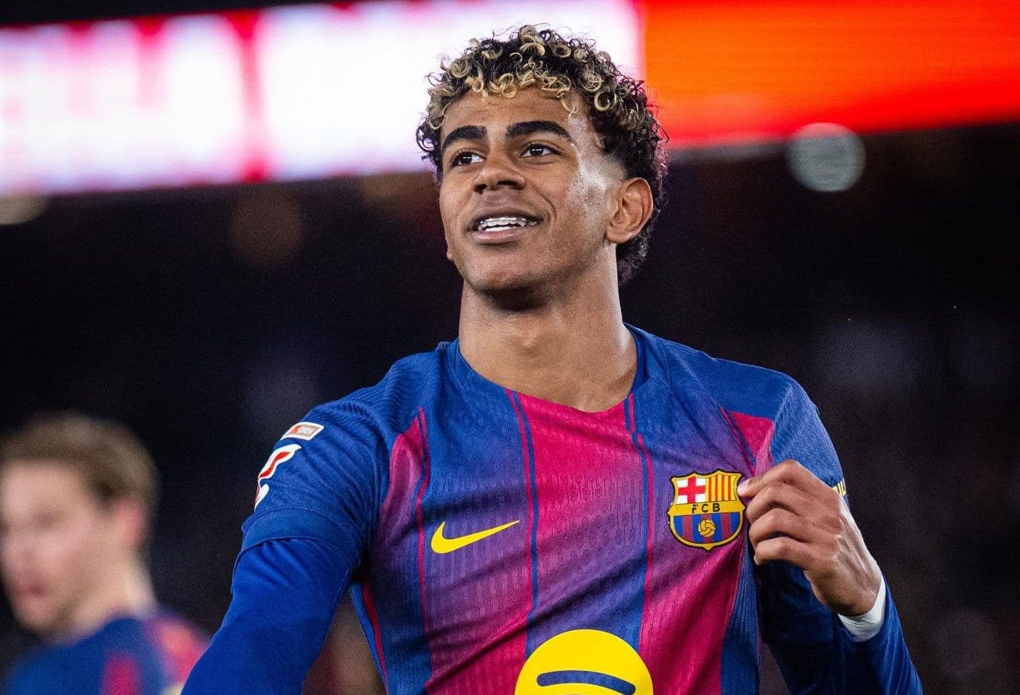 Lamine Yamal ăn mừng bàn thắng, thể hiện bản lĩnh của Barcelona khi vượt qua thử thách.