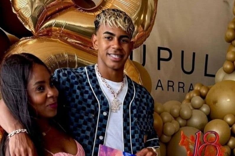 Lamine Yamal tươi cười bên mẹ trong tiệc sinh nhật tuổi 18