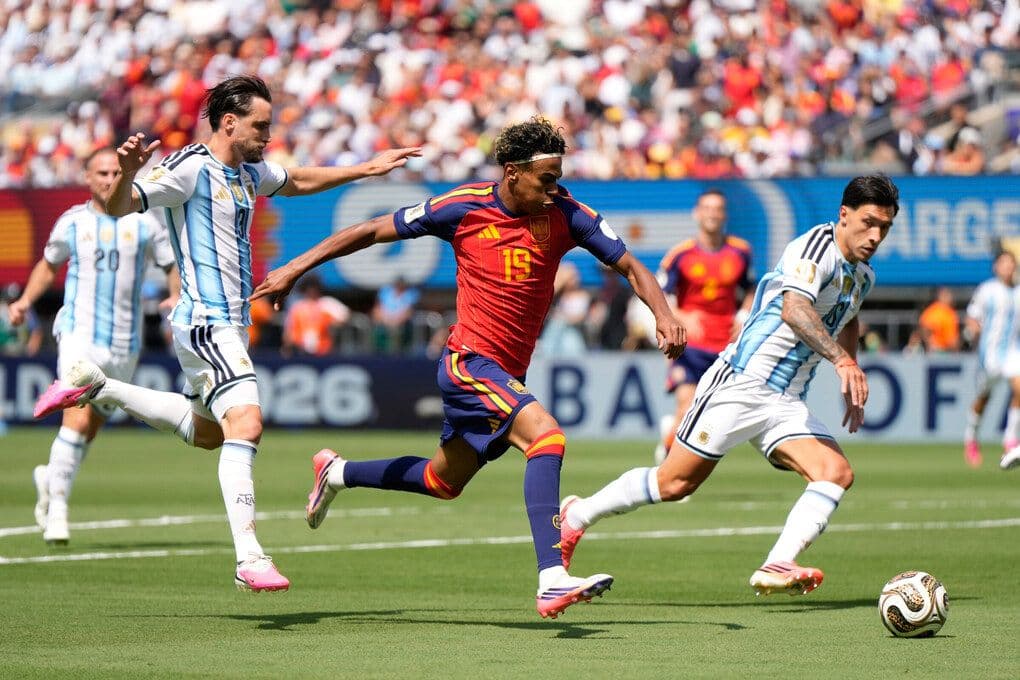Lamine Yamal, tài năng trẻ của Tây Ban Nha, dẫn bóng trong trận chung kết World Cup 2026