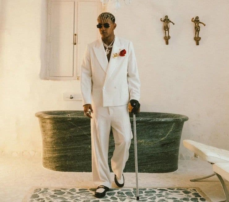 Lamine Yamal trong trang phục lịch lãm, biểu tượng của 'hào quang' và cám dỗ