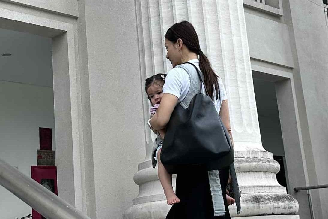 Lan Phương bế con gái đến tòa, thể hiện bản lĩnh người mẹ trong cuộc chiến giành quyền nuôi con