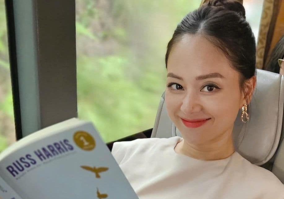 Lan Phương đọc sách về phát triển bản thân, biểu tượng cho hành trình tái thiết cuộc đời và chữa lành