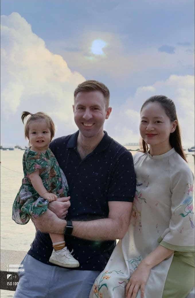 Lan Phương cùng chồng và con gái, đại diện cho cuộc sống gia đình và những "vết sẹo vô hình" của nữ diễn viên.