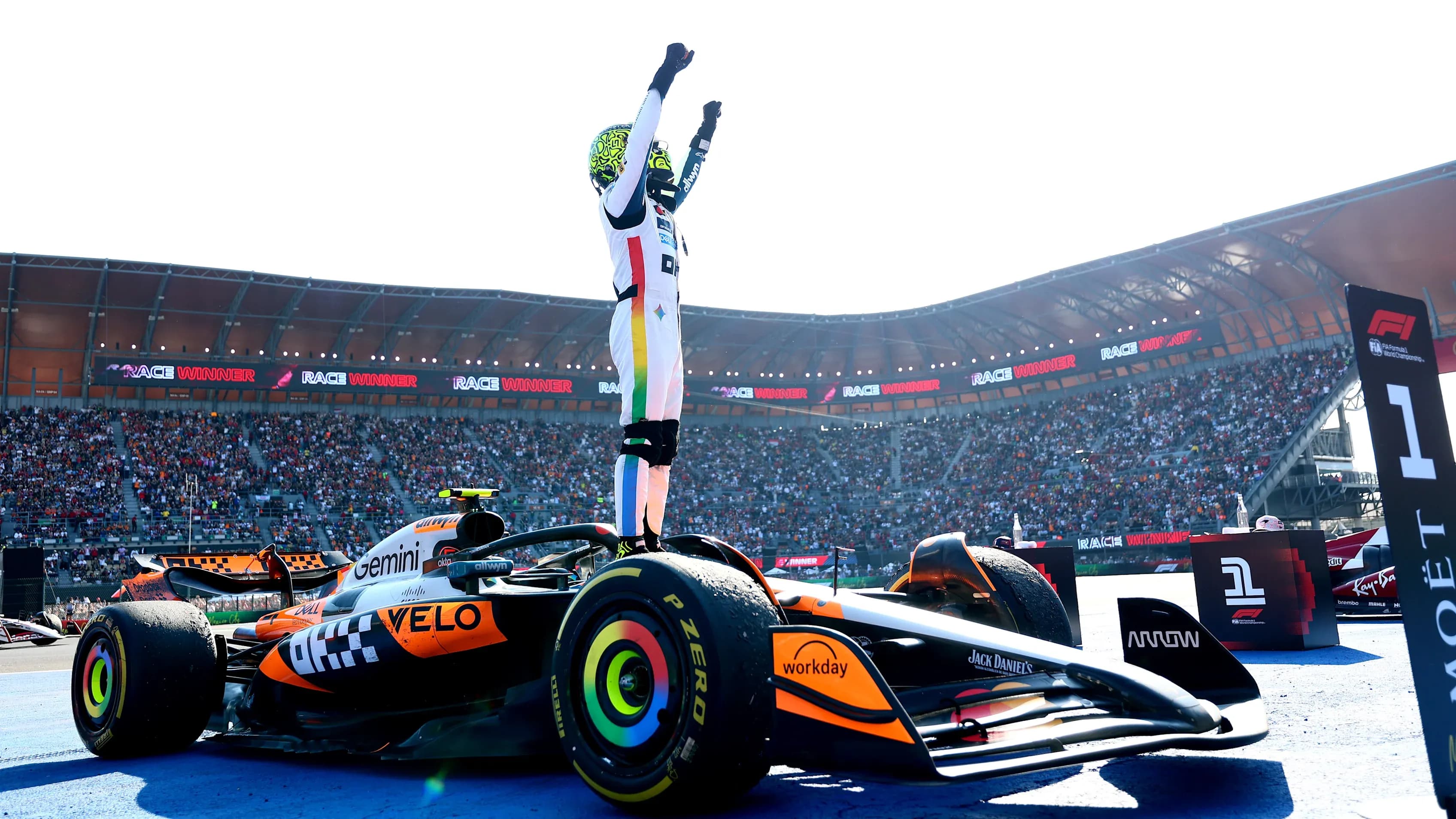 Lando Norris của McLaren ăn mừng chiến thắng vang dội tại Grand Prix Mexico City 2025.
