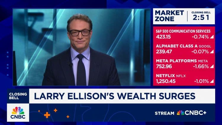 Larry Ellison, người sáng lập Oracle, với thông tin về sự tăng trưởng tài sản và thị trường của Oracle trên màn hình CNBC.