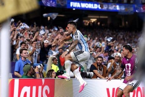 Lautaro Martinez của Argentina ăn mừng bàn thắng, biểu tượng cho vinh quang bị đặt dấu hỏi về sự can thiệp của VAR.