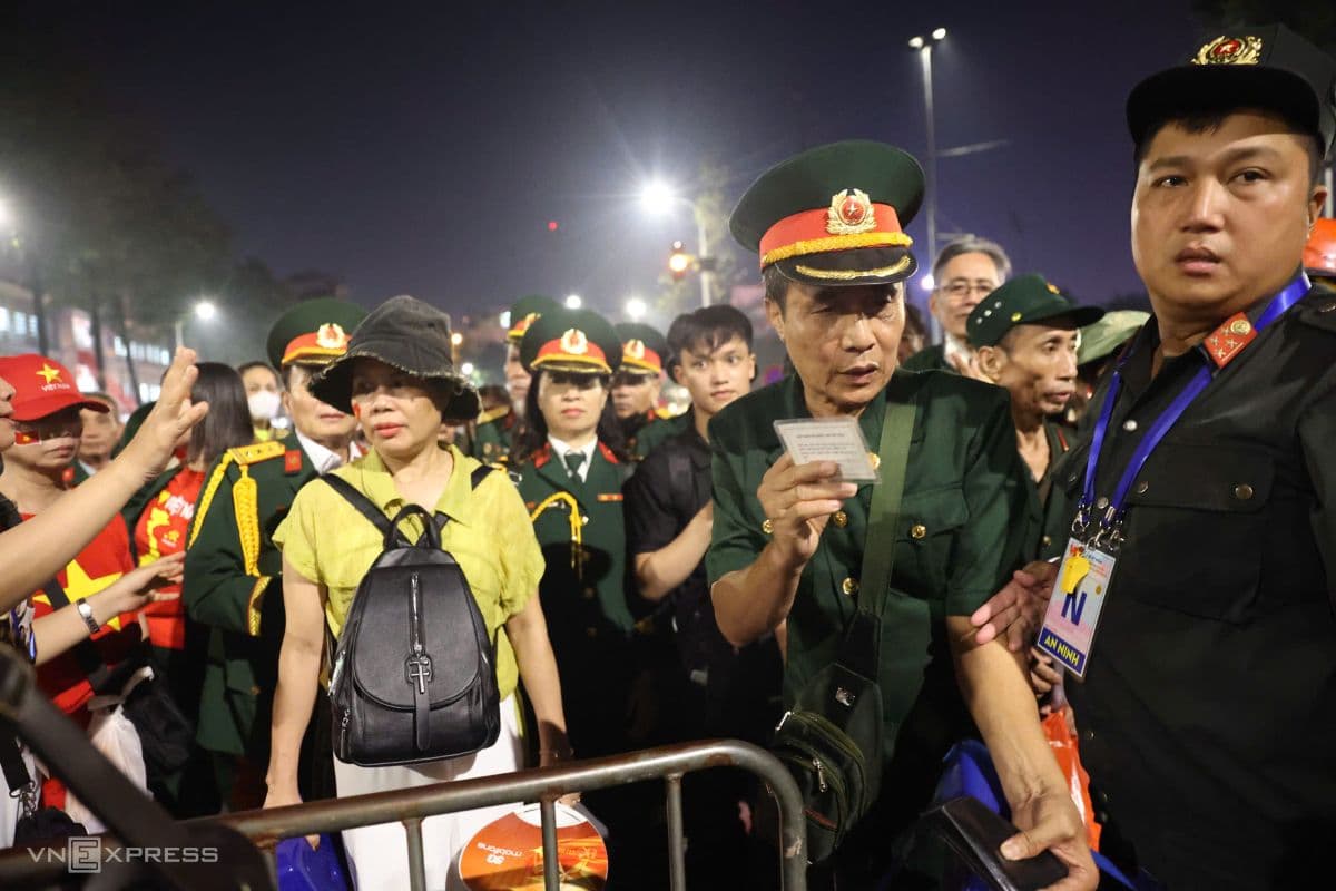 Lực lượng an ninh kiểm tra giấy tờ của người dân tại chốt kiểm soát trên đường phố Hà Nội.