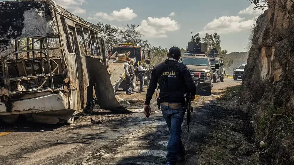 Lực lượng an ninh Mexico tại hiện trường xe buýt bị đốt cháy sau cái chết của trùm ma túy El Mencho, thể hiện sự bùng phát bạo lực.