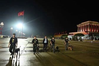 Lực lượng an ninh với chó nghiệp vụ tuần tra tại Quảng trường Ba Đình vào ban đêm, đảm bảo an toàn cho đại lễ.