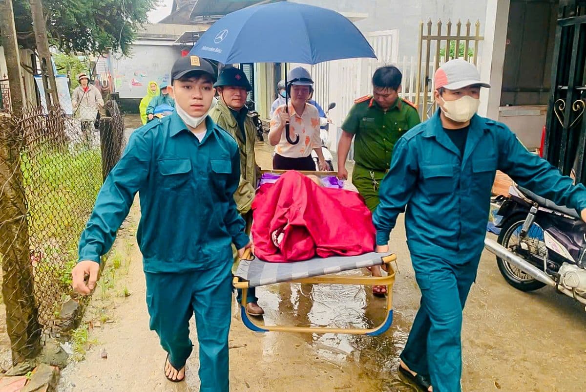 Lực lượng chức năng khẩn trương di dời người dân bằng cáng trong bão Kalmaegi.