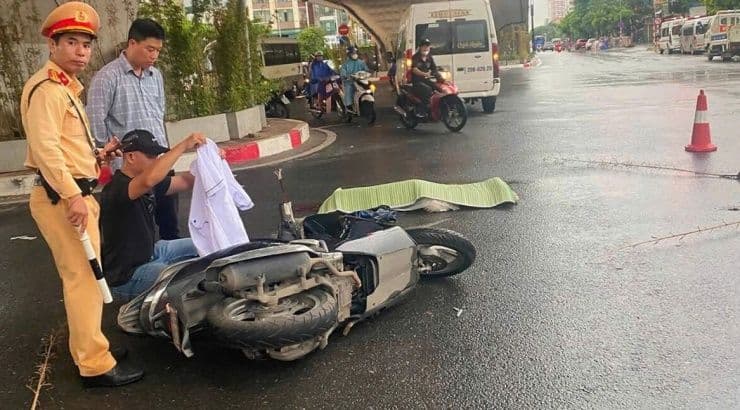 Lực lượng chức năng kiểm tra hiện trường vụ tai nạn khiến nữ sinh tử vong dưới gầm cầu vượt Ngã Tư Vọng, áo trắng thực tập còn trong cốp xe