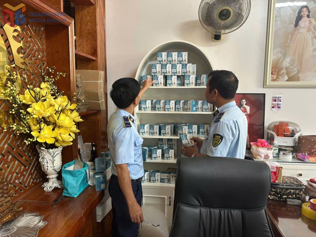 Lực lượng chức năng kiểm tra sản phẩm thực phẩm chức năng kém chất lượng trên thị trường, cảnh báo về vấn nạn hàng giả.