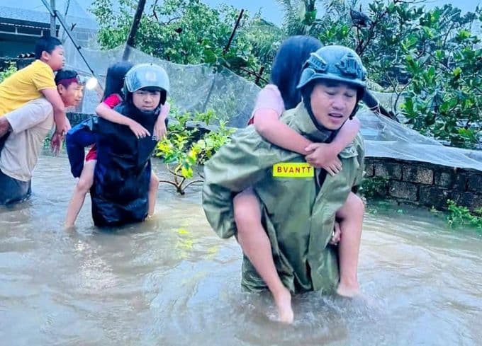 Lực lượng chức năng sơ tán người dân, đặc biệt là trẻ em, khỏi khu vực ngập lụt, thể hiện tinh thần đoàn kết và nỗ lực cứu trợ.