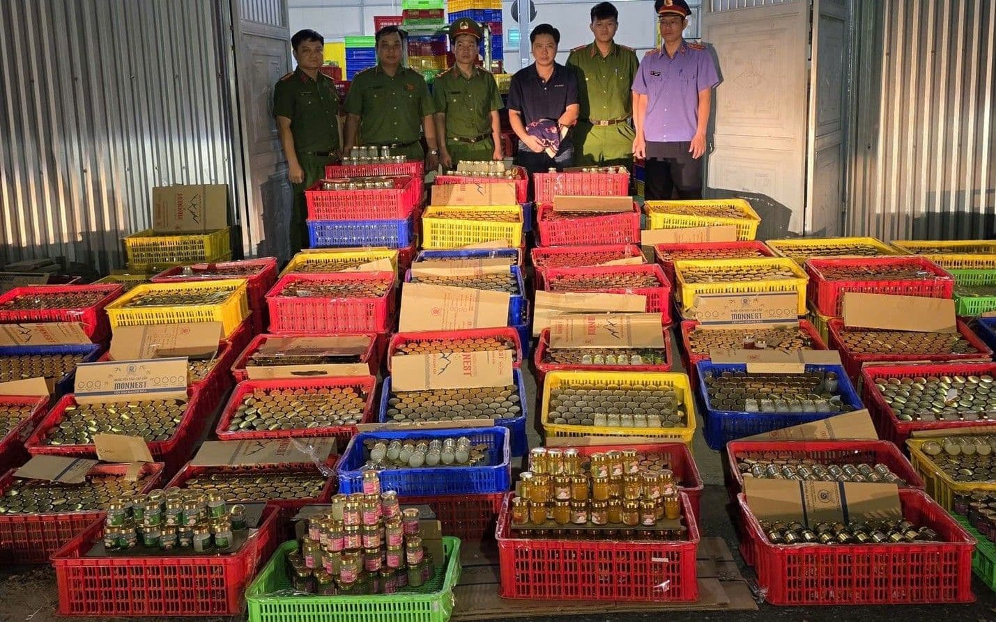 Lực lượng chức năng thu giữ số lượng lớn yến chưng giả mạo của Công ty Yến Trí Việt.