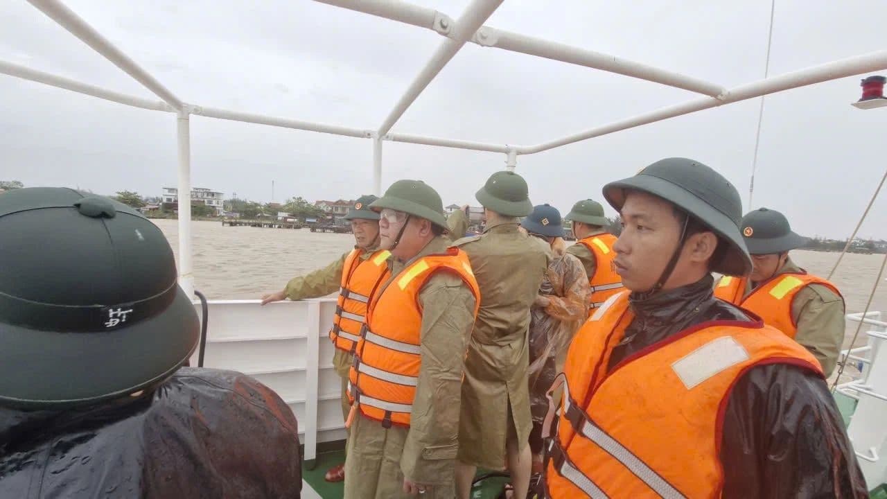 Lực lượng chức năng trên thuyền tham gia công tác cứu hộ, hỗ trợ người dân vùng bão