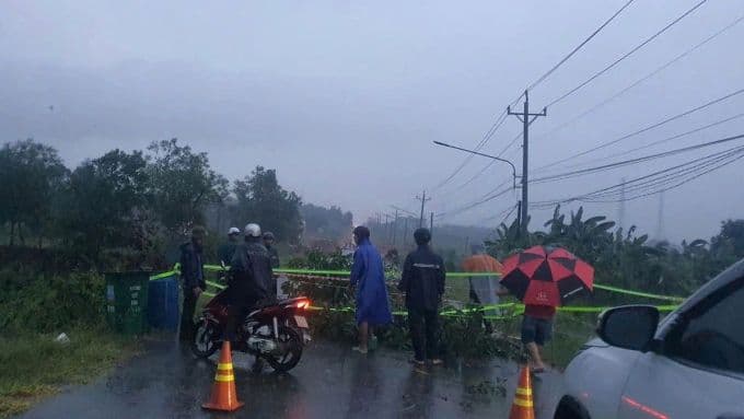 Lực lượng chức năng và người dân địa phương thiết lập hàng rào cảnh báo tại khu vực cầu sập để đảm bảo an toàn.