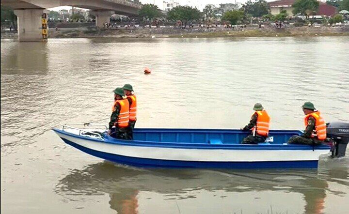 Lực lượng chức năng và người dân tìm kiếm Thiếu tá Tùng và nạn nhân trên sông Trà Lý.