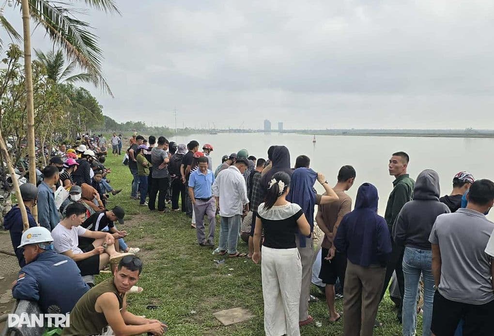 Lực lượng chức năng và người dân tập trung tìm kiếm trên sông Lam