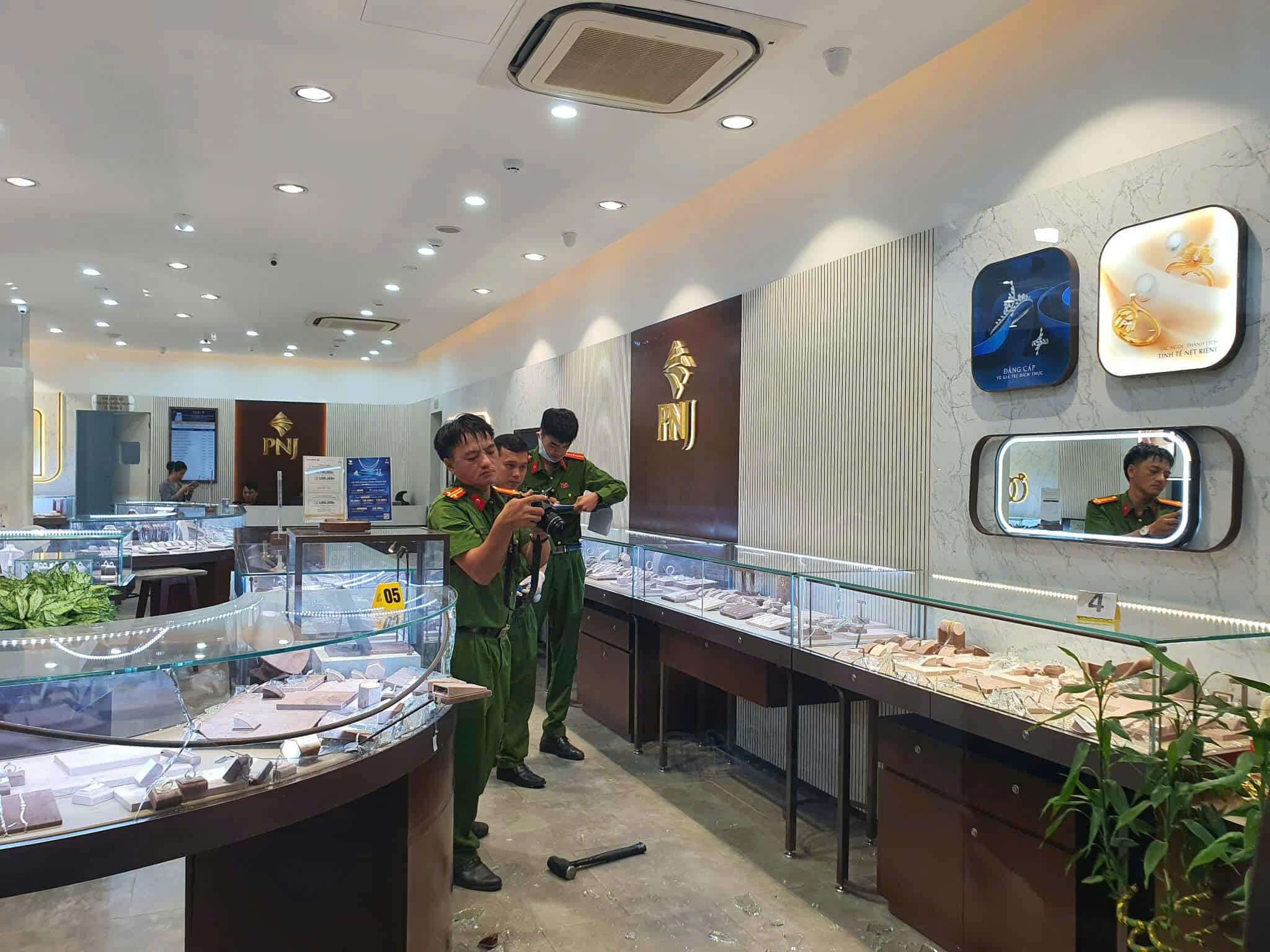 Lực lượng công an đang khám nghiệm hiện trường bên trong tiệm vàng PNJ Đà Nẵng sau vụ cướp.