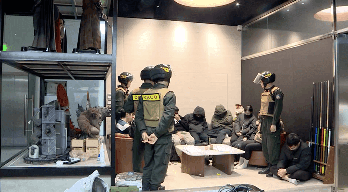 Lực lượng công an bắt giữ các đối tượng liên quan đến đường dây Xôi Lạc TV, minh họa cho việc triệt phá hệ thống bất hợp pháp.