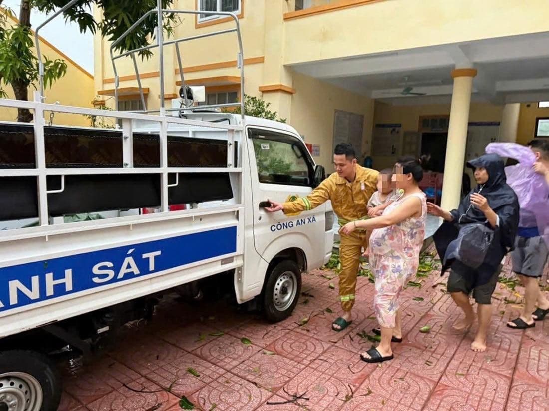 Lực lượng công an hỗ trợ sơ tán người dân, bao gồm phụ nữ và trẻ em, trong bối cảnh thiên tai.