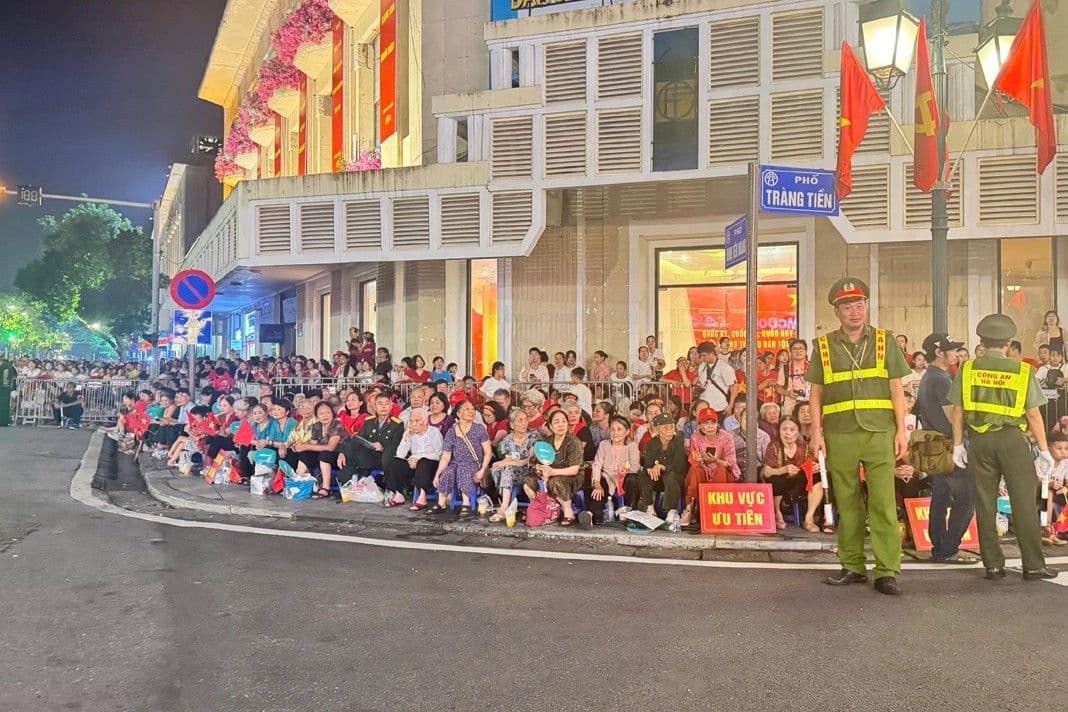 Lực lượng công an hướng dẫn người dân tại khu vực ưu tiên dành cho cựu chiến binh và người cao tuổi trong buổi tổng duyệt đại lễ ở Hà Nội.