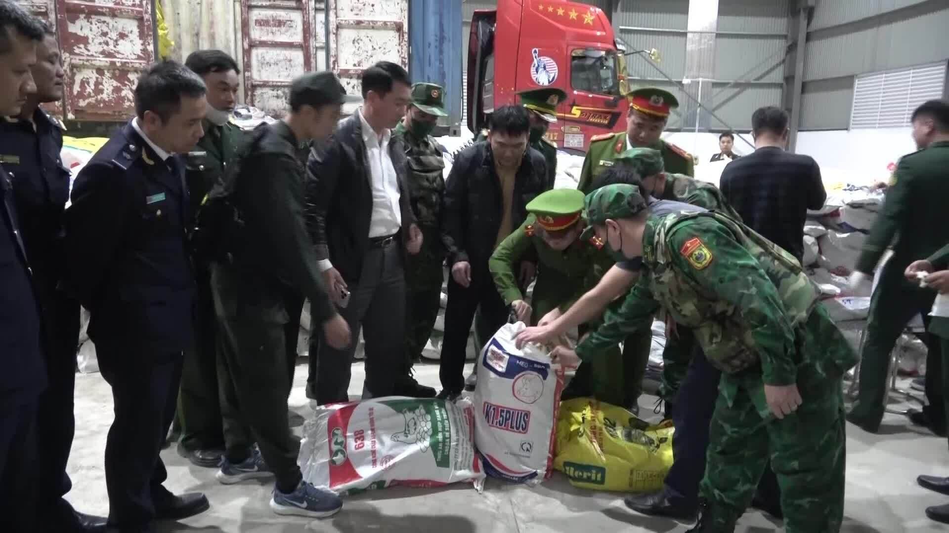 Lực lượng công an kiểm tra các bao hàng chứa caffeine bị thu giữ trong đường dây buôn lậu quy mô lớn.