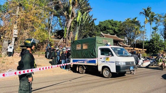 Lực lượng công an tỉnh Gia Lai phong tỏa và khám xét các địa điểm nghi vấn liên quan đến vụ cướp ngân hàng.