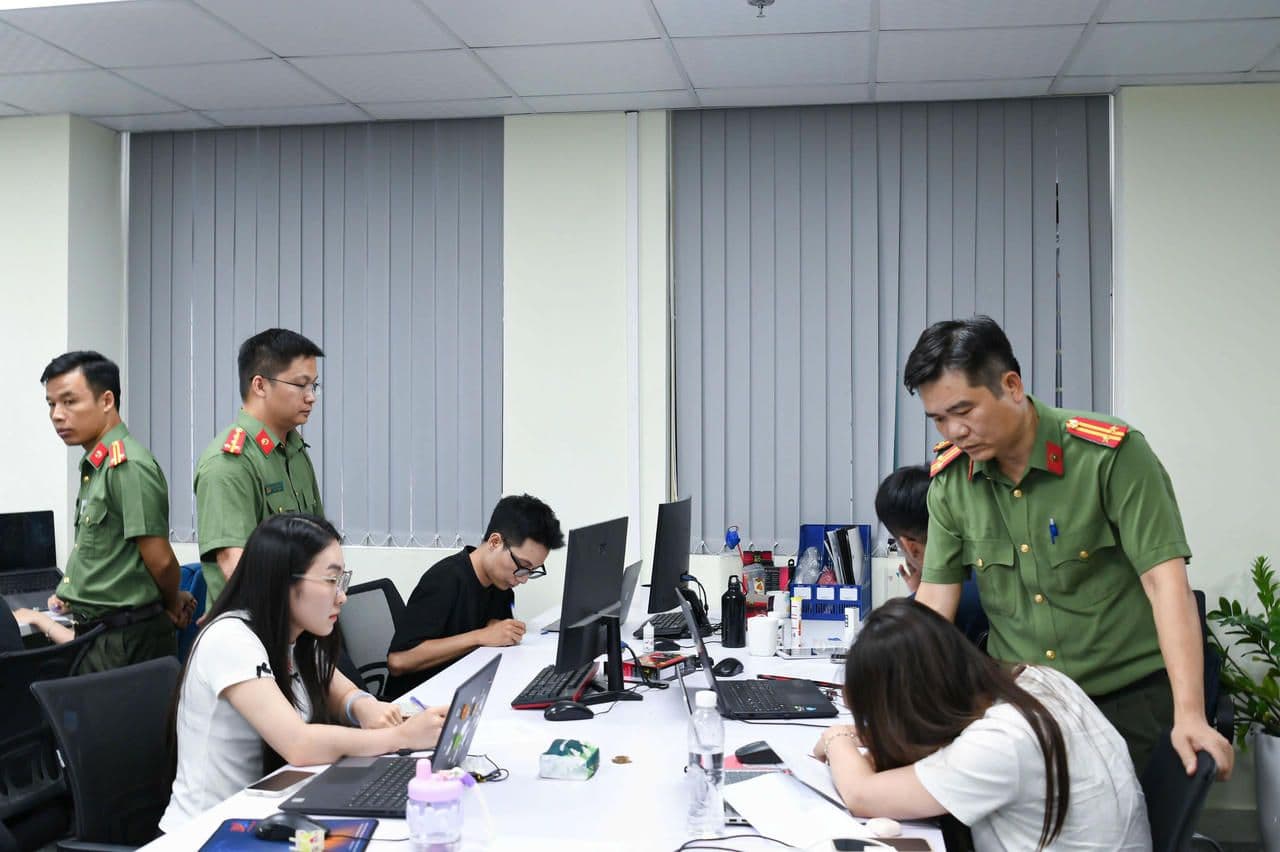 Lực lượng công an triệt phá đường dây lừa đảo tiền ảo FMCPAY, bắt giữ các đối tượng cầm đầu.