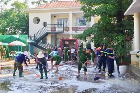 Lực lượng công an và người dân chung tay dọn dẹp, xây dựng công trình phúc lợi cộng đồng