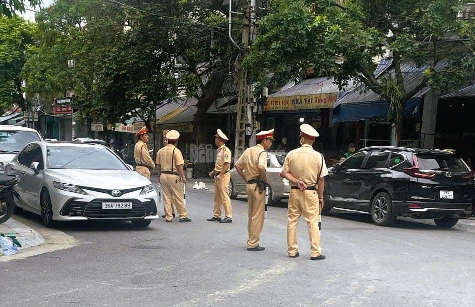 Lực lượng cảnh sát giao thông phong tỏa khu vực đường Đào Duy Từ trong cuộc khám xét nhà Vi 'ngộ'.
