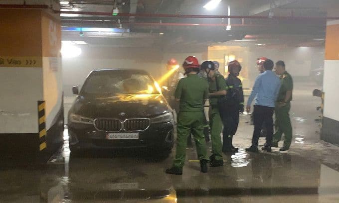 Lực lượng Cảnh sát PCCC có mặt tại hiện trường xử lý sự cố cháy ô tô tại hầm Saigon Centre.