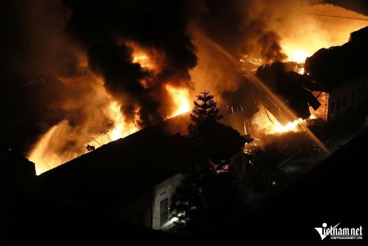 Lực lượng cảnh sát PCCC&CNCH đang nỗ lực dập tắt đám cháy kho xưởng tại Trương Định.