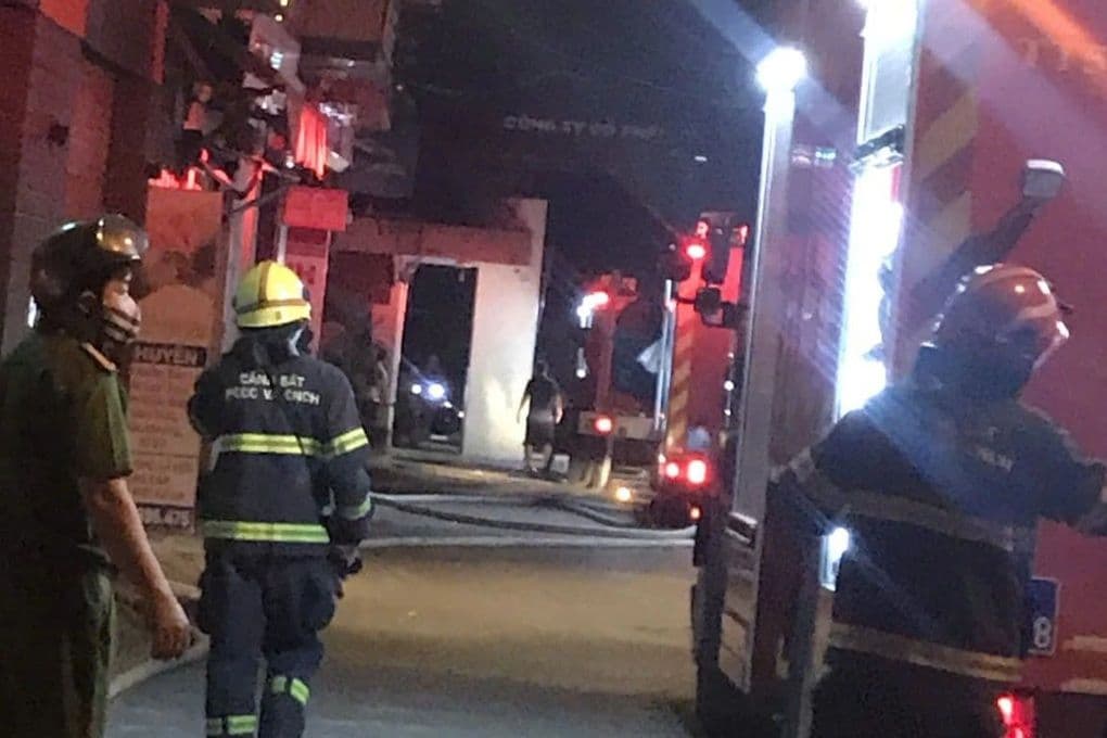 Lực lượng cảnh sát phòng cháy chữa cháy và xe cứu hỏa có mặt tại hiện trường vụ cháy Trương Định vào ban đêm.