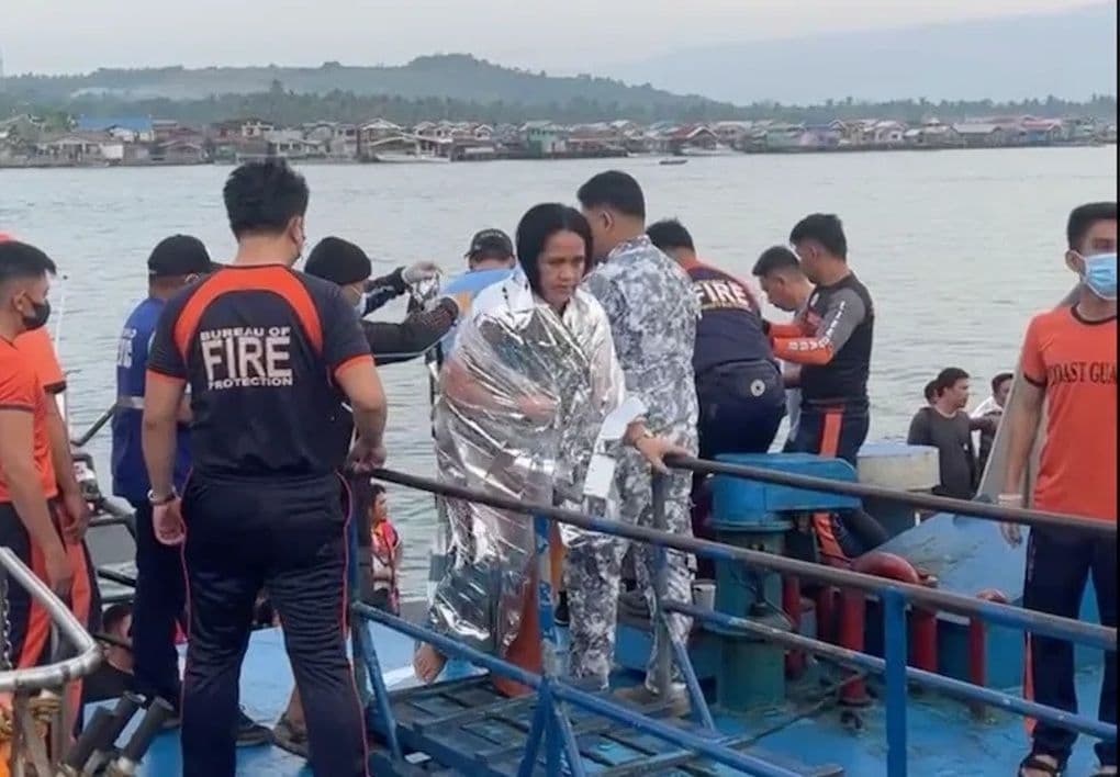 Lực lượng cứu hộ Philippines hỗ trợ người sống sót sau vụ chìm phà, hình ảnh của một thảm kịch hàng hải