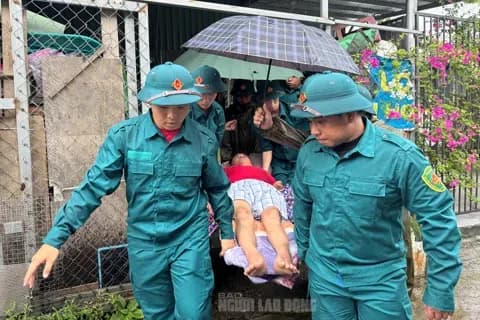 Lực lượng cứu hộ sơ tán người dân trong mưa lũ sau bão số 12, minh họa tác động của thiên tai đến các vùng cà phê.