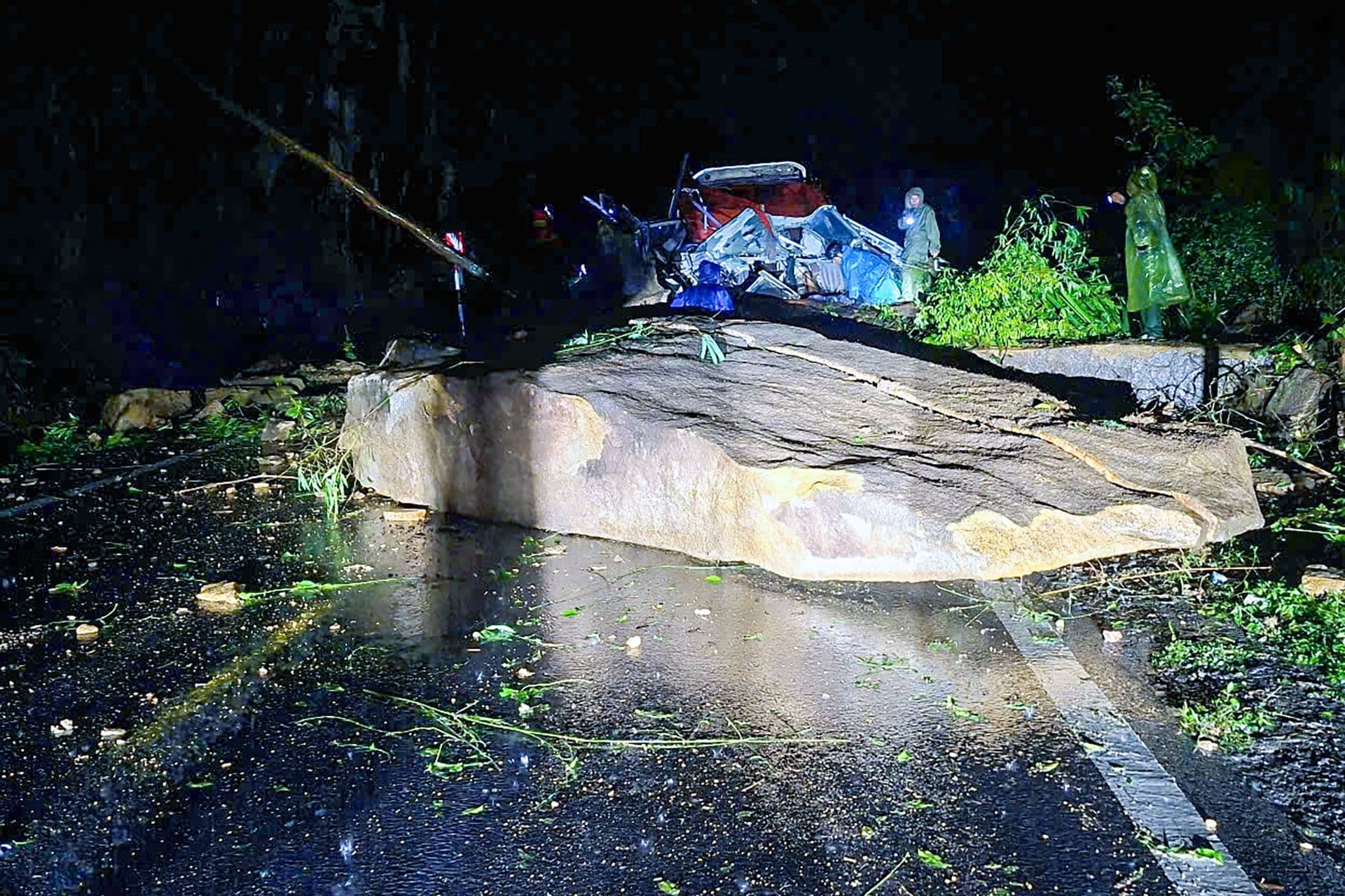 Lực lượng cứu hộ tại hiện trường xe khách bị sạt lở đất đá vùi lấp trên đèo Khánh Lê