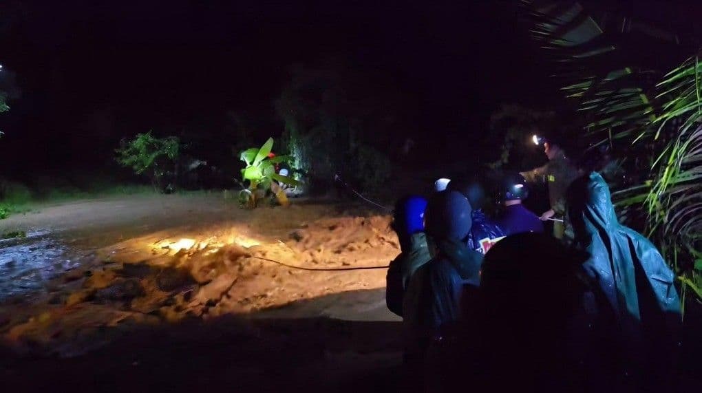 Lực lượng cứu hộ tìm kiếm trong đêm tối giữa dòng bùn đất sau vụ vỡ hồ chứa ở Tuy Phong, Lâm Đồng.