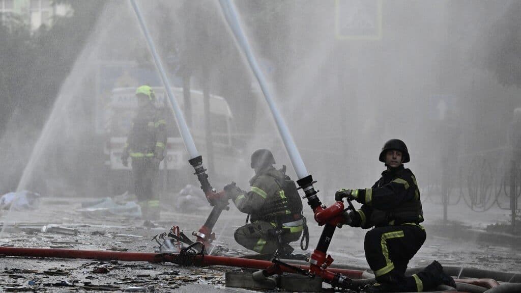 Lực lượng cứu hộ Ukraine dập tắt đám cháy tại một tòa nhà chung cư ở Kyiv sau các cuộc tấn công của Nga, minh họa hậu quả của xung đột.
