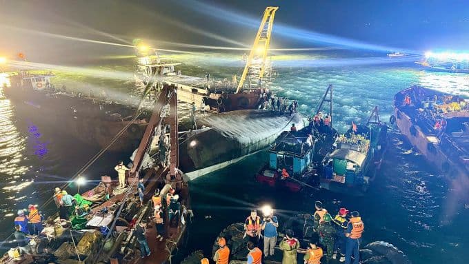 Lực lượng cứu hộ và các tàu thuyền đang nỗ lực trục vớt, lật lại con tàu Vịnh Xanh trong đêm.