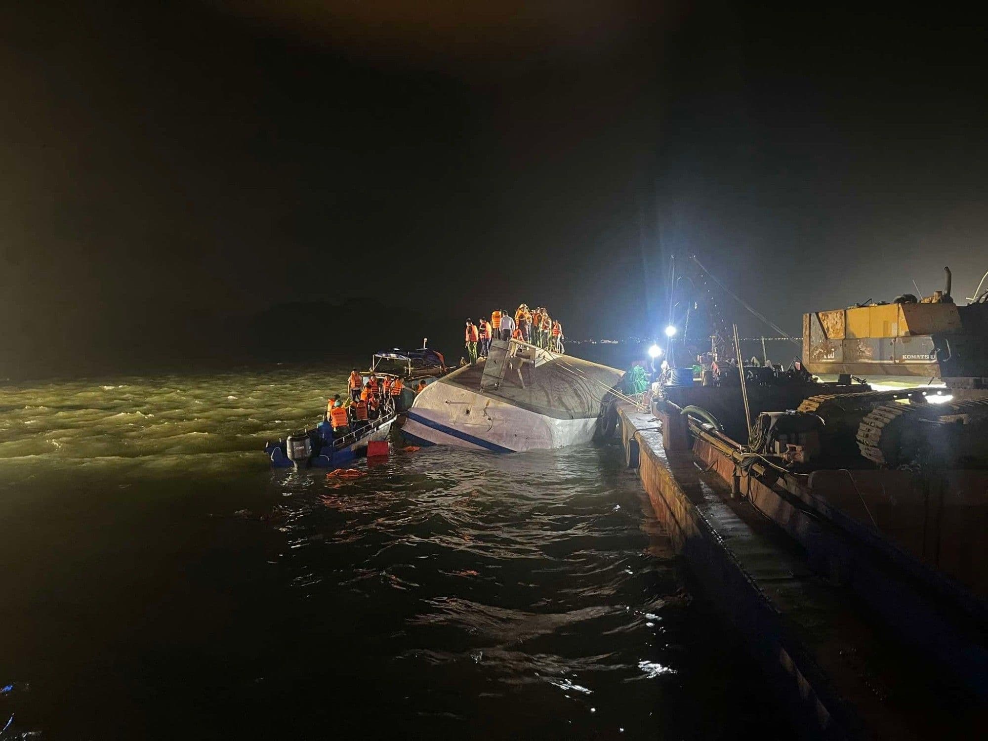 Lực lượng cứu hộ và tàu bị nạn trong đêm tối trên Vịnh Hạ Long.