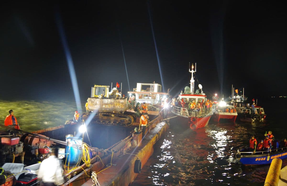 Lực lượng cứu hộ và tàu thuyền tham gia chiến dịch tìm kiếm, trục vớt tàu lật úp trên Vịnh Hạ Long vào ban đêm.