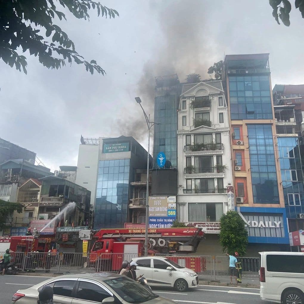 Lực lượng PCCC đang dập tắt đám cháy tại ngôi nhà số 569 Giải Phóng trên đường phố