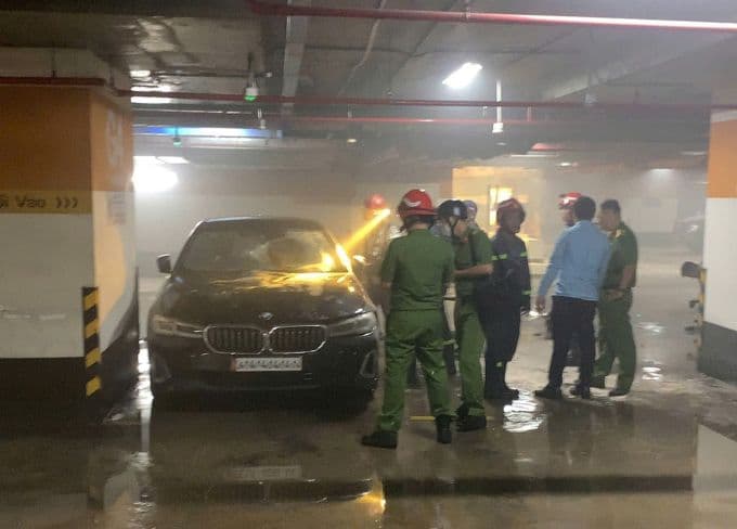 Lực lượng PCCC chuyên nghiệp và nhân viên phối hợp xử lý đám cháy xe tại hầm Takashimaya